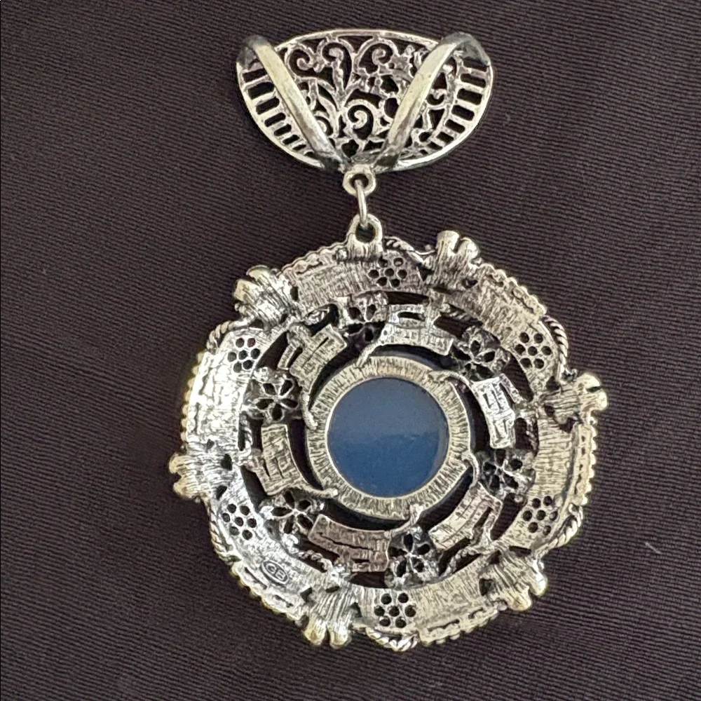 Elegant Blue Pendant Necklace, missing a stone on pendant - Picture 8 of 11